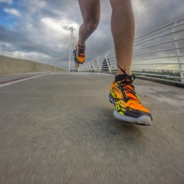 Devemos pisar com o médio pé?